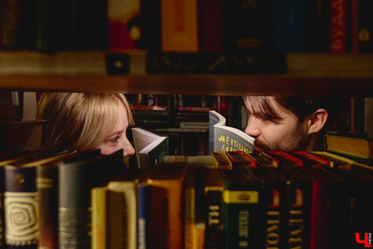 Не забыли, какой завтра праздник? А их сразу два! 14 февраля — это не только время влюбленных, но и День книгодарения. Что, если объединить их, ведь сама литература, оказывается, прекрасно скрепляет сердца. Подтверждение тому романтичная история Никиты Шмелева и Юлии Захаровой, которые разделяют страсть к чтению на двоих. «Ключ-Медиа» пообщался с ребятами в окружении печатных страниц.