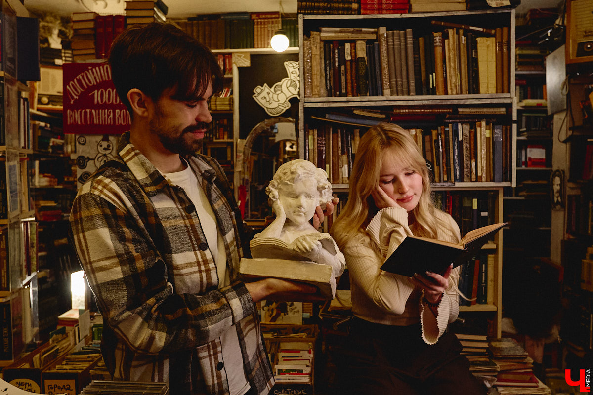 Не забыли, какой завтра праздник? А их сразу два! 14 февраля — это не только время влюбленных, но и День книгодарения. Что, если объединить их, ведь сама литература, оказывается, прекрасно скрепляет сердца. Подтверждение тому романтичная история Никиты Шмелева и Юлии Захаровой, которые разделяют страсть к чтению на двоих. «Ключ-Медиа» пообщался с ребятами в окружении печатных страниц.