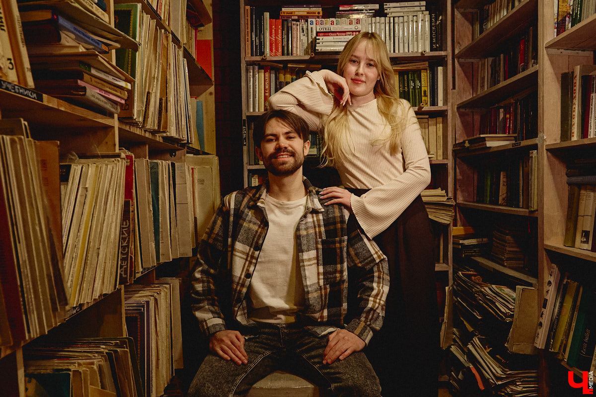Не забыли, какой завтра праздник? А их сразу два! 14 февраля — это не только время влюбленных, но и День книгодарения. Что, если объединить их, ведь сама литература, оказывается, прекрасно скрепляет сердца. Подтверждение тому романтичная история Никиты Шмелева и Юлии Захаровой, которые разделяют страсть к чтению на двоих. «Ключ-Медиа» пообщался с ребятами в окружении печатных страниц.