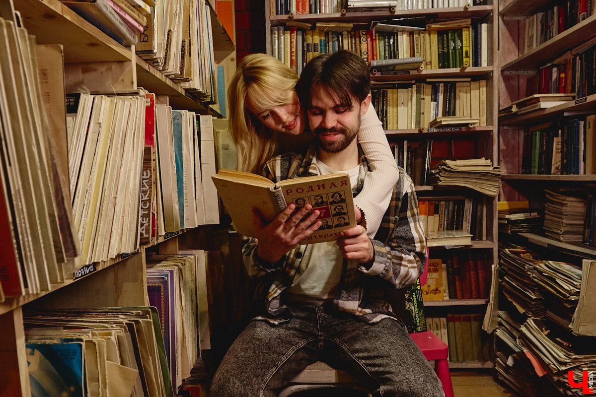 Не забыли, какой завтра праздник? А их сразу два! 14 февраля — это не только время влюбленных, но и День книгодарения. Что, если объединить их, ведь сама литература, оказывается, прекрасно скрепляет сердца. Подтверждение тому романтичная история Никиты Шмелева и Юлии Захаровой, которые разделяют страсть к чтению на двоих. «Ключ-Медиа» пообщался с ребятами в окружении печатных страниц.