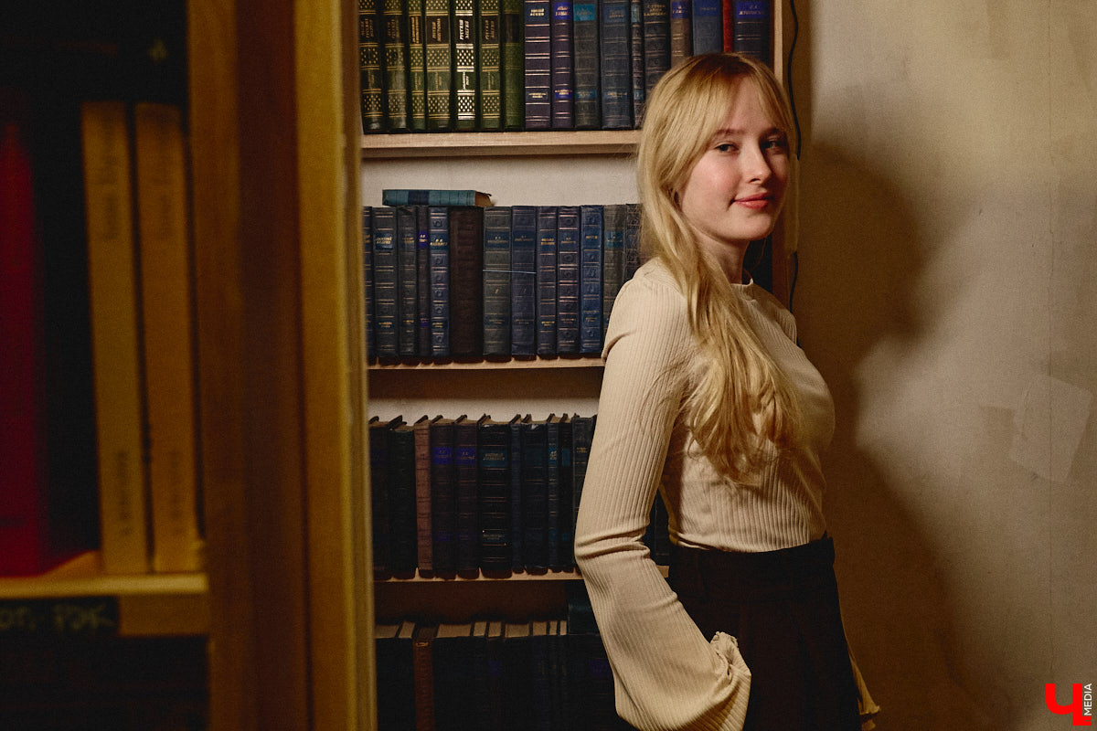 Не забыли, какой завтра праздник? А их сразу два! 14 февраля — это не только время влюбленных, но и День книгодарения. Что, если объединить их, ведь сама литература, оказывается, прекрасно скрепляет сердца. Подтверждение тому романтичная история Никиты Шмелева и Юлии Захаровой, которые разделяют страсть к чтению на двоих. «Ключ-Медиа» пообщался с ребятами в окружении печатных страниц.