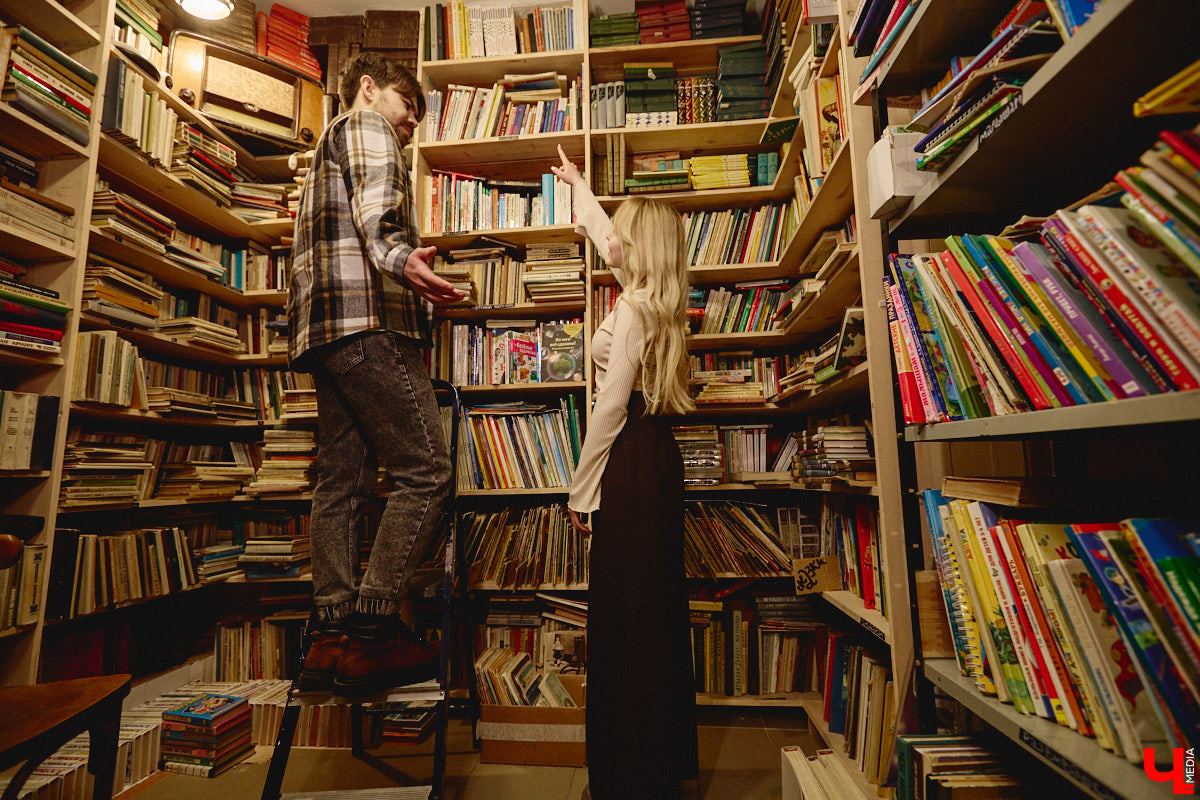 Не забыли, какой завтра праздник? А их сразу два! 14 февраля — это не только время влюбленных, но и День книгодарения. Что, если объединить их, ведь сама литература, оказывается, прекрасно скрепляет сердца. Подтверждение тому романтичная история Никиты Шмелева и Юлии Захаровой, которые разделяют страсть к чтению на двоих. «Ключ-Медиа» пообщался с ребятами в окружении печатных страниц.