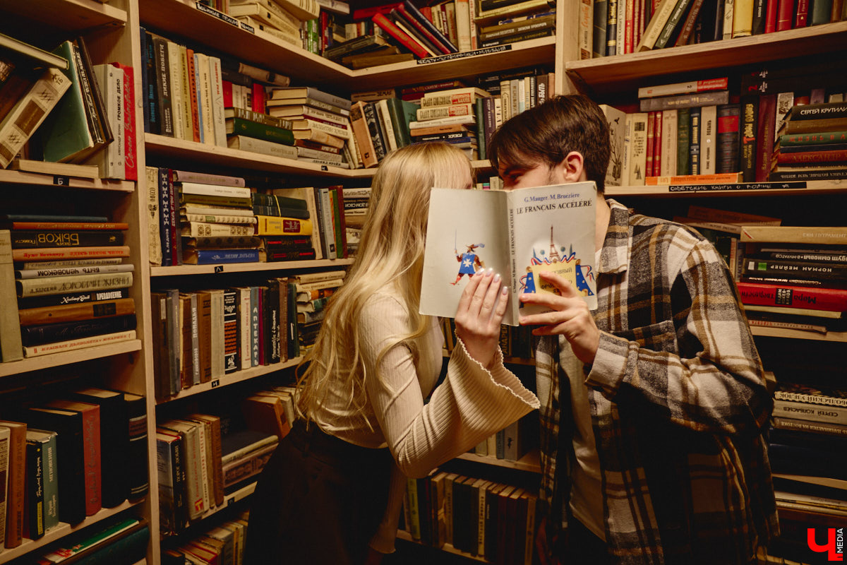 Не забыли, какой завтра праздник? А их сразу два! 14 февраля — это не только время влюбленных, но и День книгодарения. Что, если объединить их, ведь сама литература, оказывается, прекрасно скрепляет сердца. Подтверждение тому романтичная история Никиты Шмелева и Юлии Захаровой, которые разделяют страсть к чтению на двоих. «Ключ-Медиа» пообщался с ребятами в окружении печатных страниц.