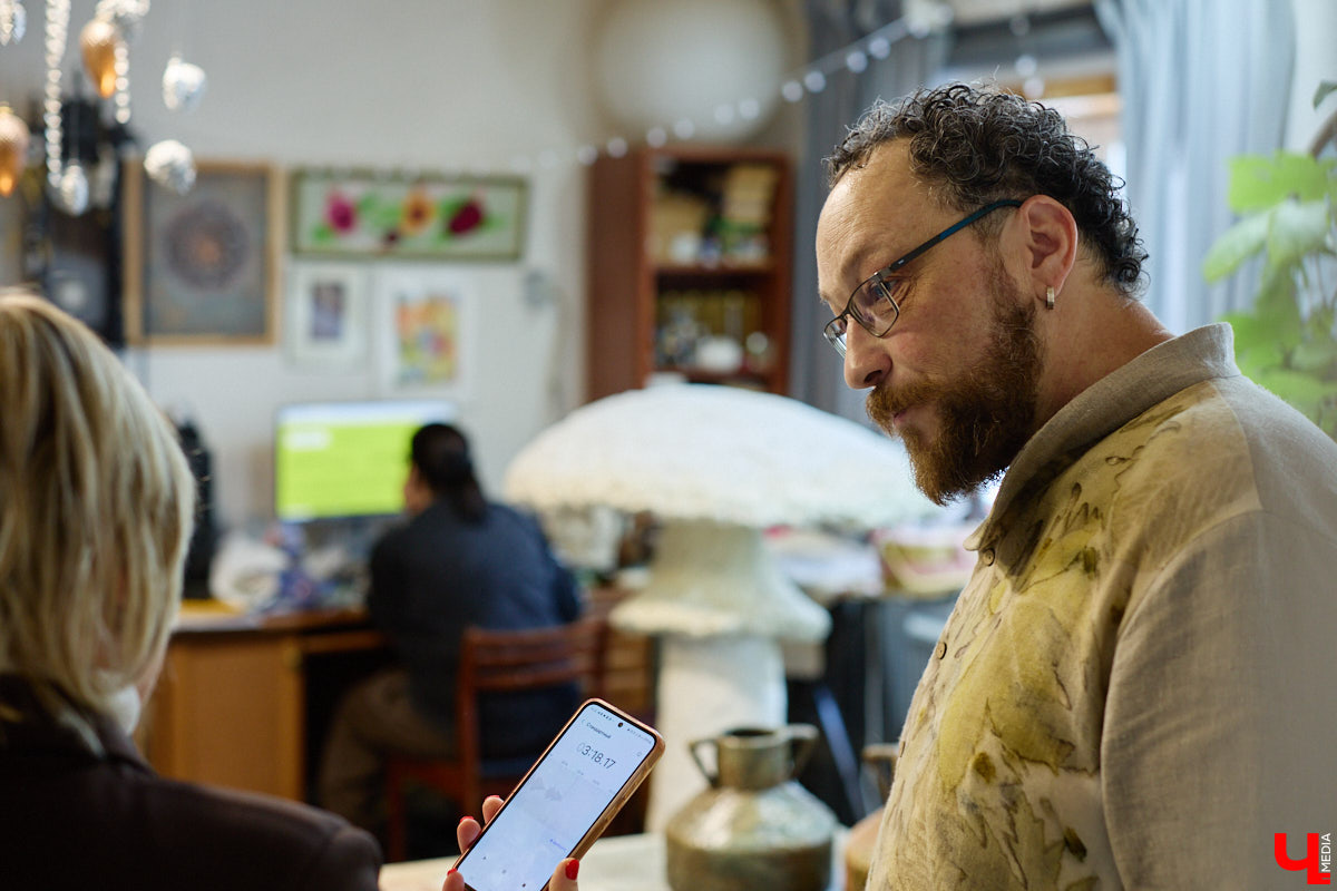 Владимирский реставратор Алексей Нарышкин создает из гипса точные копии белокаменных барельефов, например, Дмитриевского собора. В его коллекции есть улыбающийся лев, грифон и Александр Македонский, словно сошедшие с фасада шедевра мировой архитектуры. Чтобы их воплотить в гипсе, художник несколько месяцев экспериментировал с ингредиентами. И в результате нашел свой секретный компонент. «Ключ-Медиа» побывал в мастерской и узнал все подробности.