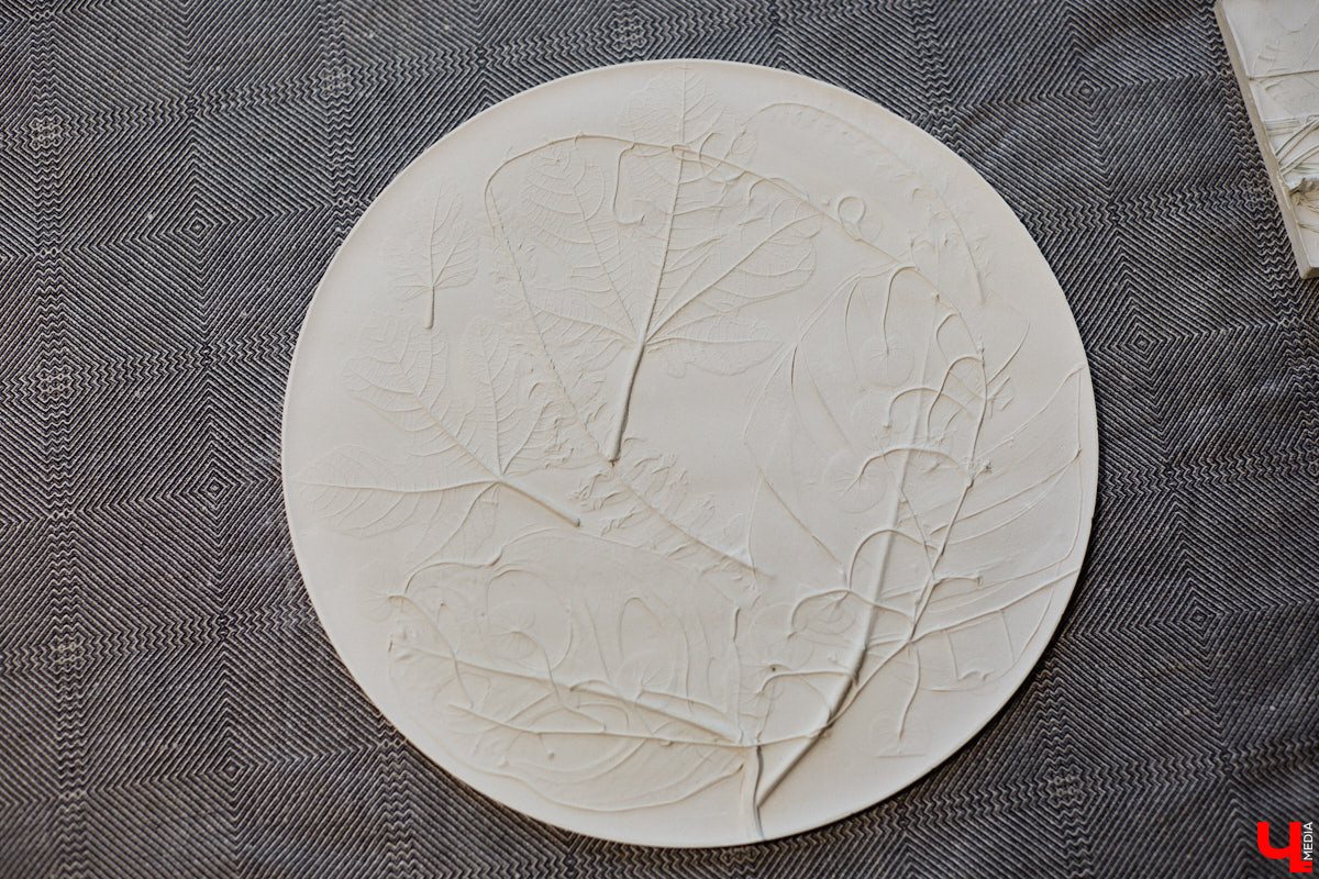 Владимирский реставратор Алексей Нарышкин создает из гипса точные копии белокаменных барельефов, например, Дмитриевского собора. В его коллекции есть улыбающийся лев, грифон и Александр Македонский, словно сошедшие с фасада шедевра мировой архитектуры. Чтобы их воплотить в гипсе, художник несколько месяцев экспериментировал с ингредиентами. И в результате нашел свой секретный компонент. «Ключ-Медиа» побывал в мастерской и узнал все подробности.