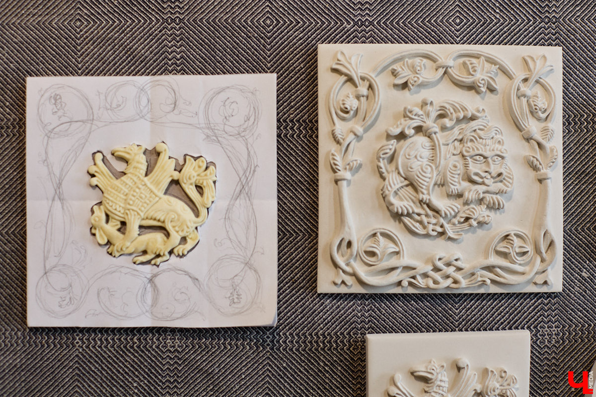 Владимирский реставратор Алексей Нарышкин создает из гипса точные копии белокаменных барельефов, например, Дмитриевского собора. В его коллекции есть улыбающийся лев, грифон и Александр Македонский, словно сошедшие с фасада шедевра мировой архитектуры. Чтобы их воплотить в гипсе, художник несколько месяцев экспериментировал с ингредиентами. И в результате нашел свой секретный компонент. «Ключ-Медиа» побывал в мастерской и узнал все подробности.