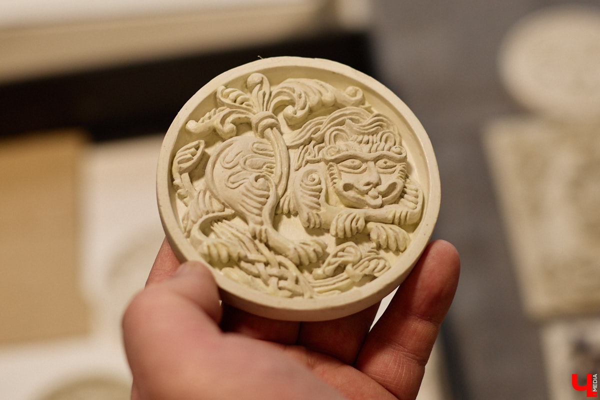 Владимирский реставратор Алексей Нарышкин создает из гипса точные копии белокаменных барельефов, например, Дмитриевского собора. В его коллекции есть улыбающийся лев, грифон и Александр Македонский, словно сошедшие с фасада шедевра мировой архитектуры. Чтобы их воплотить в гипсе, художник несколько месяцев экспериментировал с ингредиентами. И в результате нашел свой секретный компонент. «Ключ-Медиа» побывал в мастерской и узнал все подробности.