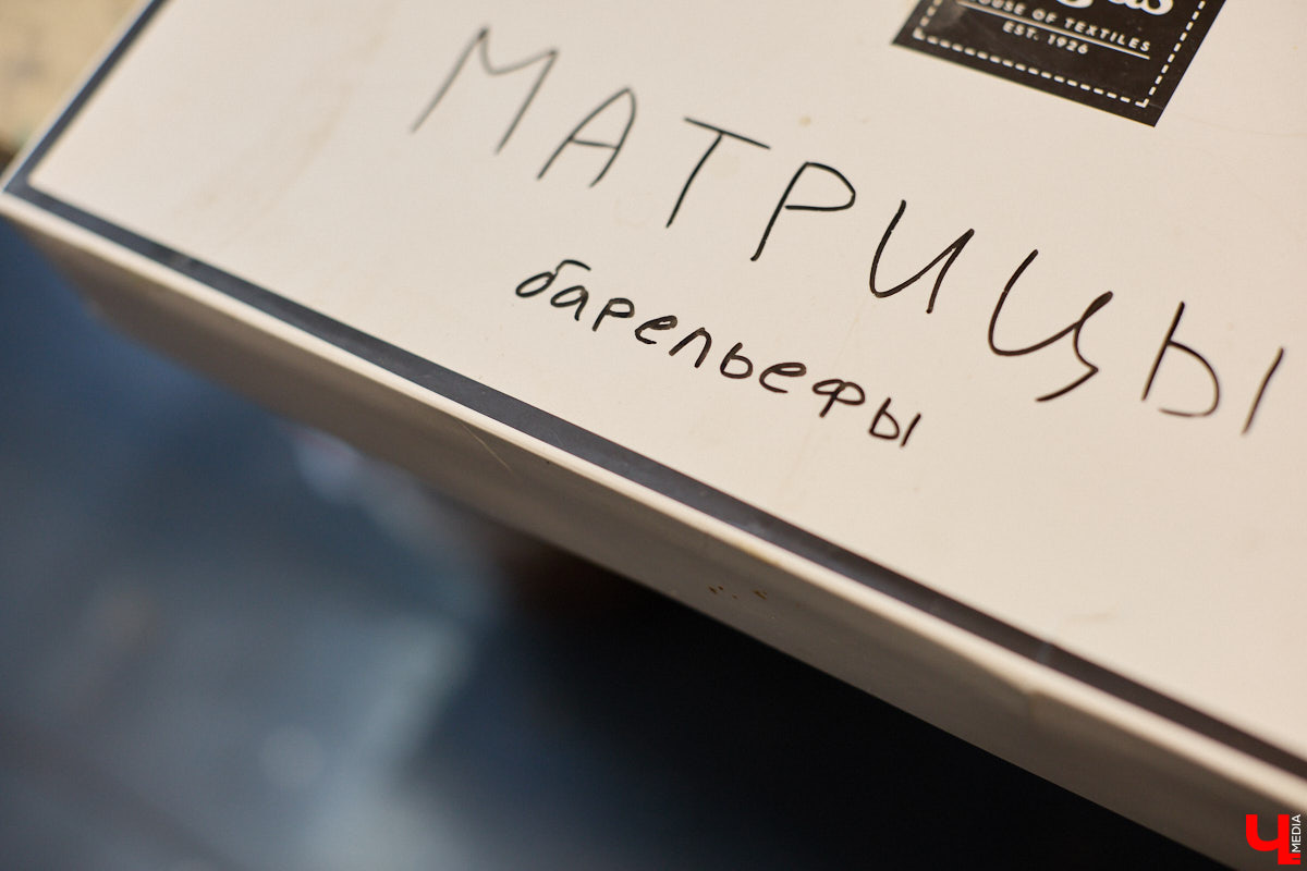 Владимирский реставратор Алексей Нарышкин создает из гипса точные копии белокаменных барельефов, например, Дмитриевского собора. В его коллекции есть улыбающийся лев, грифон и Александр Македонский, словно сошедшие с фасада шедевра мировой архитектуры. Чтобы их воплотить в гипсе, художник несколько месяцев экспериментировал с ингредиентами. И в результате нашел свой секретный компонент. «Ключ-Медиа» побывал в мастерской и узнал все подробности.