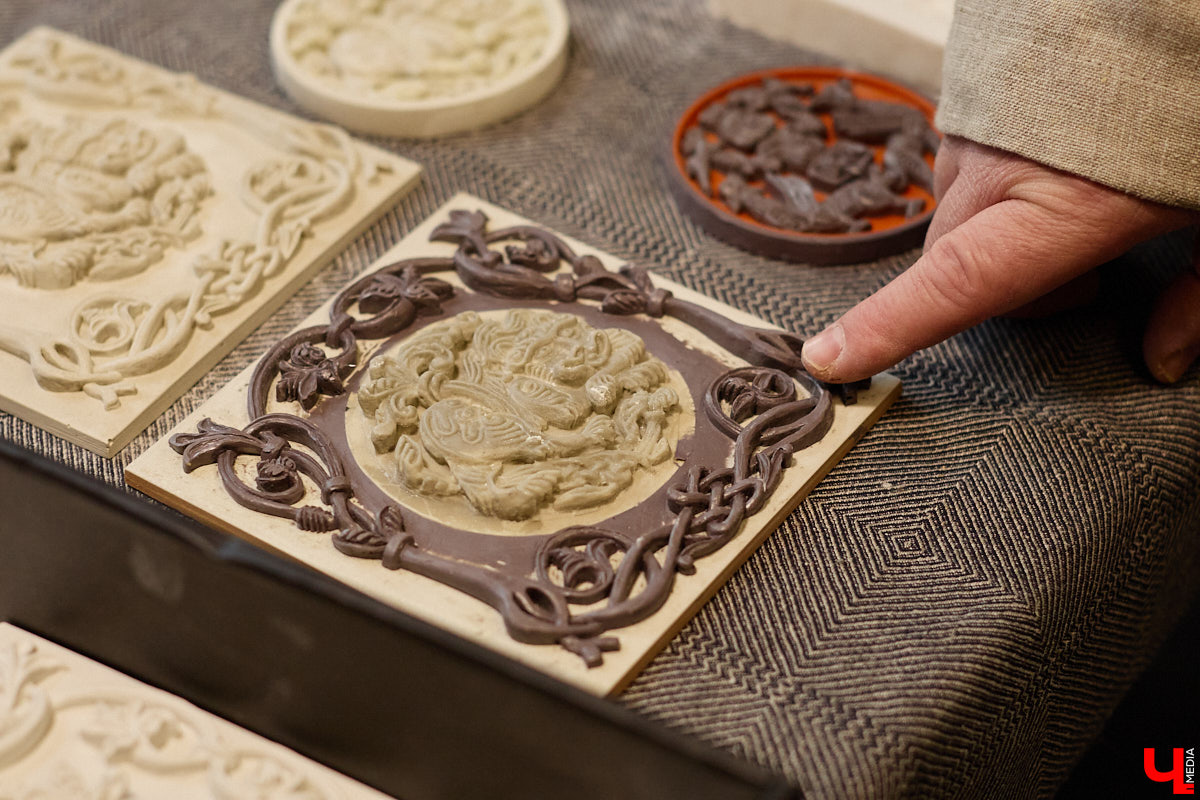 Владимирский реставратор Алексей Нарышкин создает из гипса точные копии белокаменных барельефов, например, Дмитриевского собора. В его коллекции есть улыбающийся лев, грифон и Александр Македонский, словно сошедшие с фасада шедевра мировой архитектуры. Чтобы их воплотить в гипсе, художник несколько месяцев экспериментировал с ингредиентами. И в результате нашел свой секретный компонент. «Ключ-Медиа» побывал в мастерской и узнал все подробности.