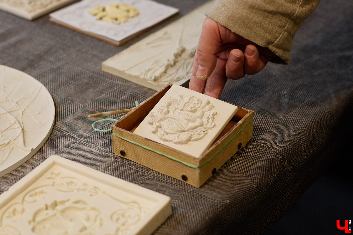 Владимирский реставратор Алексей Нарышкин создает из гипса точные копии белокаменных барельефов, например, Дмитриевского собора. В его коллекции есть улыбающийся лев, грифон и Александр Македонский, словно сошедшие с фасада шедевра мировой архитектуры. Чтобы их воплотить в гипсе, художник несколько месяцев экспериментировал с ингредиентами. И в результате нашел свой секретный компонент. «Ключ-Медиа» побывал в мастерской и узнал все подробности.