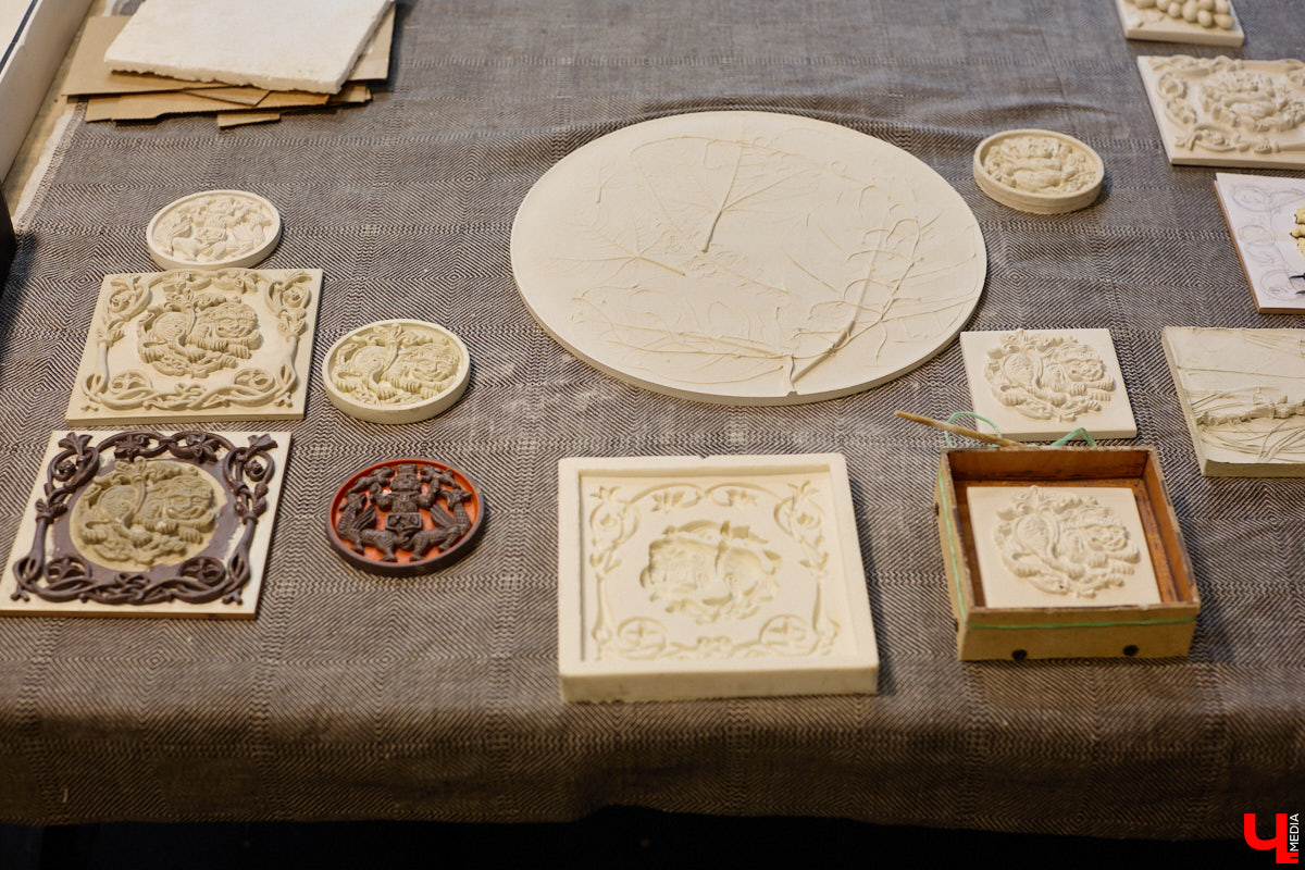 Владимирский реставратор Алексей Нарышкин создает из гипса точные копии белокаменных барельефов, например, Дмитриевского собора. В его коллекции есть улыбающийся лев, грифон и Александр Македонский, словно сошедшие с фасада шедевра мировой архитектуры. Чтобы их воплотить в гипсе, художник несколько месяцев экспериментировал с ингредиентами. И в результате нашел свой секретный компонент. «Ключ-Медиа» побывал в мастерской и узнал все подробности.