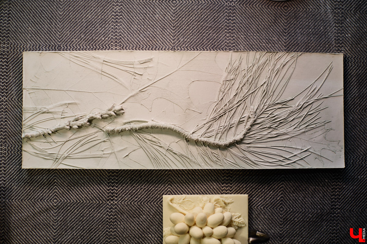 Владимирский реставратор Алексей Нарышкин создает из гипса точные копии белокаменных барельефов, например, Дмитриевского собора. В его коллекции есть улыбающийся лев, грифон и Александр Македонский, словно сошедшие с фасада шедевра мировой архитектуры. Чтобы их воплотить в гипсе, художник несколько месяцев экспериментировал с ингредиентами. И в результате нашел свой секретный компонент. «Ключ-Медиа» побывал в мастерской и узнал все подробности.