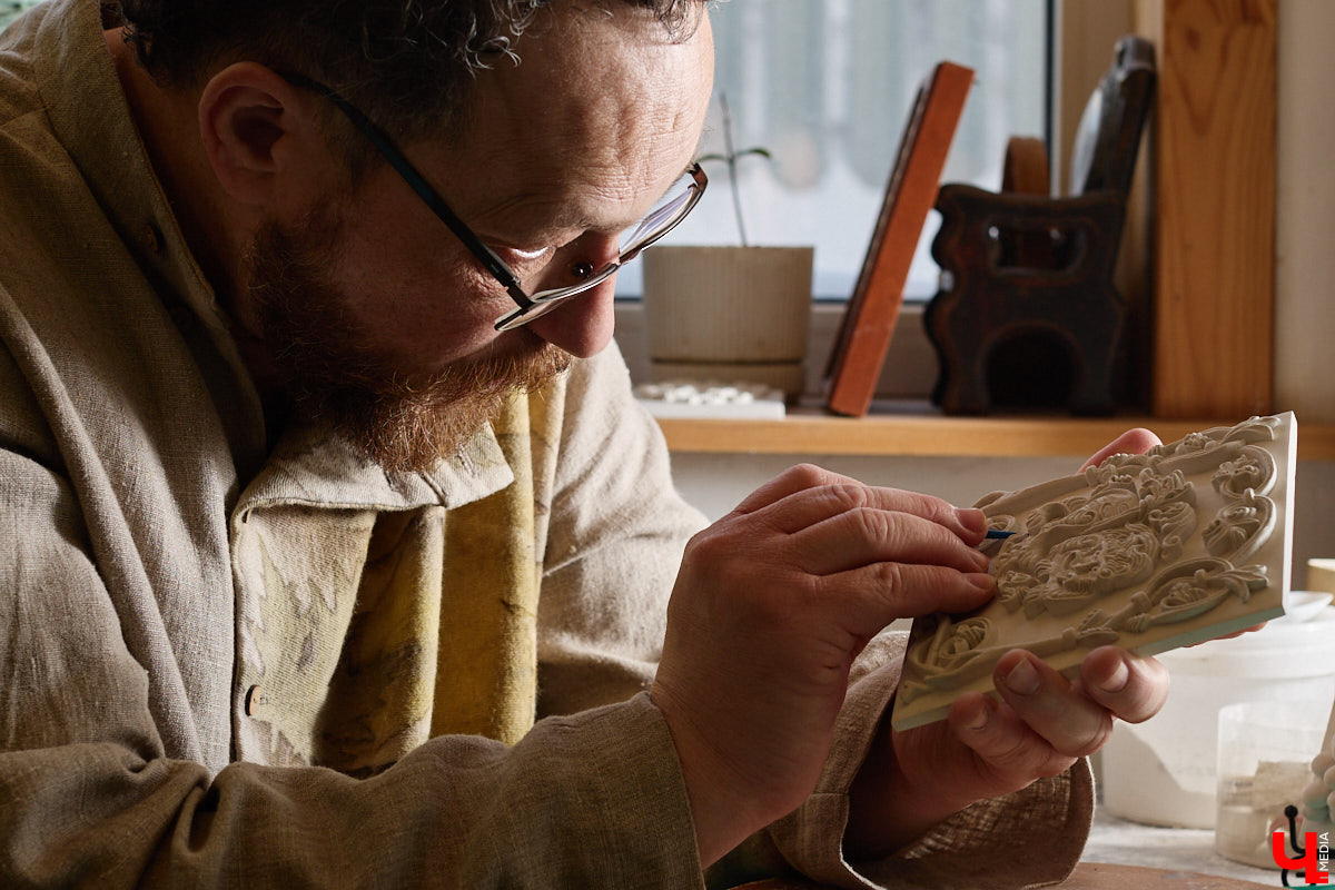 Владимирский реставратор Алексей Нарышкин создает из гипса точные копии белокаменных барельефов, например, Дмитриевского собора. В его коллекции есть улыбающийся лев, грифон и Александр Македонский, словно сошедшие с фасада шедевра мировой архитектуры. Чтобы их воплотить в гипсе, художник несколько месяцев экспериментировал с ингредиентами. И в результате нашел свой секретный компонент. «Ключ-Медиа» побывал в мастерской и узнал все подробности.