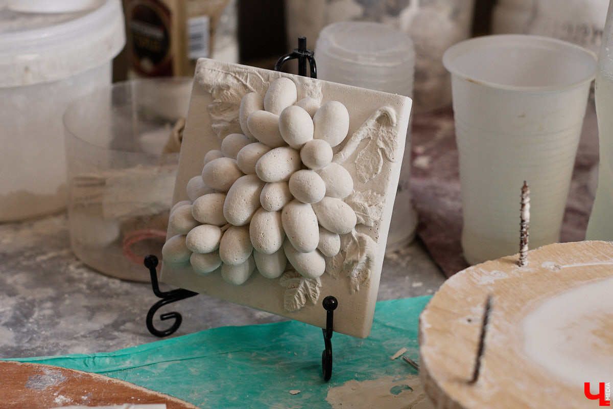 Владимирский реставратор Алексей Нарышкин создает из гипса точные копии белокаменных барельефов, например, Дмитриевского собора. В его коллекции есть улыбающийся лев, грифон и Александр Македонский, словно сошедшие с фасада шедевра мировой архитектуры. Чтобы их воплотить в гипсе, художник несколько месяцев экспериментировал с ингредиентами. И в результате нашел свой секретный компонент. «Ключ-Медиа» побывал в мастерской и узнал все подробности.