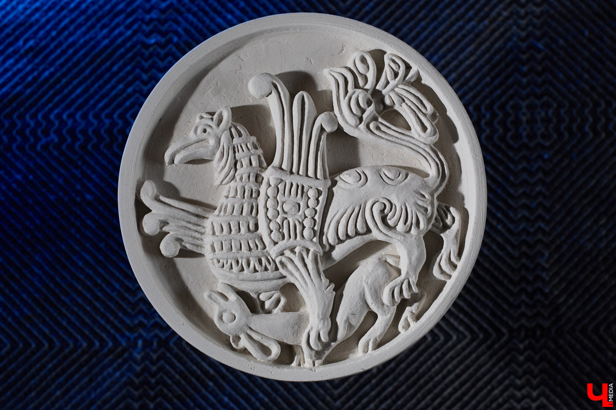 Владимирский реставратор Алексей Нарышкин создает из гипса точные копии белокаменных барельефов, например, Дмитриевского собора. В его коллекции есть улыбающийся лев, грифон и Александр Македонский, словно сошедшие с фасада шедевра мировой архитектуры. Чтобы их воплотить в гипсе, художник несколько месяцев экспериментировал с ингредиентами. И в результате нашел свой секретный компонент. «Ключ-Медиа» побывал в мастерской и узнал все подробности.