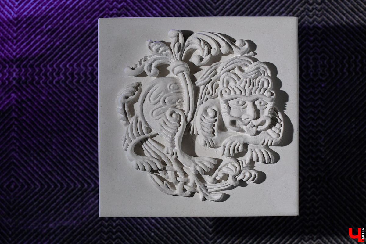 Владимирский реставратор Алексей Нарышкин создает из гипса точные копии белокаменных барельефов, например, Дмитриевского собора. В его коллекции есть улыбающийся лев, грифон и Александр Македонский, словно сошедшие с фасада шедевра мировой архитектуры. Чтобы их воплотить в гипсе, художник несколько месяцев экспериментировал с ингредиентами. И в результате нашел свой секретный компонент. «Ключ-Медиа» побывал в мастерской и узнал все подробности.