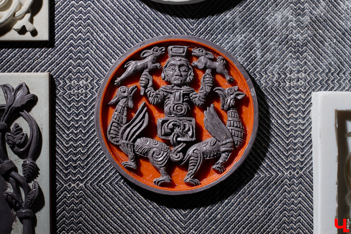 Владимирский реставратор Алексей Нарышкин создает из гипса точные копии белокаменных барельефов, например, Дмитриевского собора. В его коллекции есть улыбающийся лев, грифон и Александр Македонский, словно сошедшие с фасада шедевра мировой архитектуры. Чтобы их воплотить в гипсе, художник несколько месяцев экспериментировал с ингредиентами. И в результате нашел свой секретный компонент. «Ключ-Медиа» побывал в мастерской и узнал все подробности.