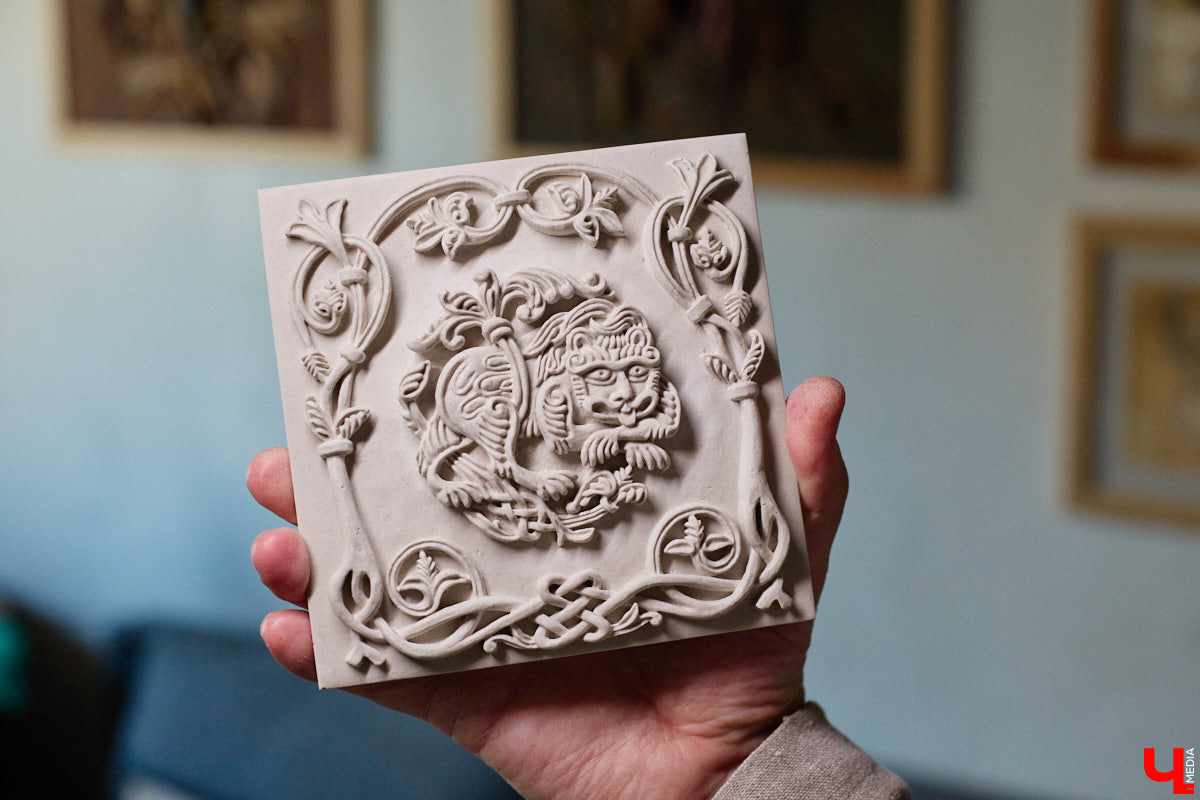 Владимирский реставратор Алексей Нарышкин создает из гипса точные копии белокаменных барельефов, например, Дмитриевского собора. В его коллекции есть улыбающийся лев, грифон и Александр Македонский, словно сошедшие с фасада шедевра мировой архитектуры. Чтобы их воплотить в гипсе, художник несколько месяцев экспериментировал с ингредиентами. И в результате нашел свой секретный компонент. «Ключ-Медиа» побывал в мастерской и узнал все подробности.