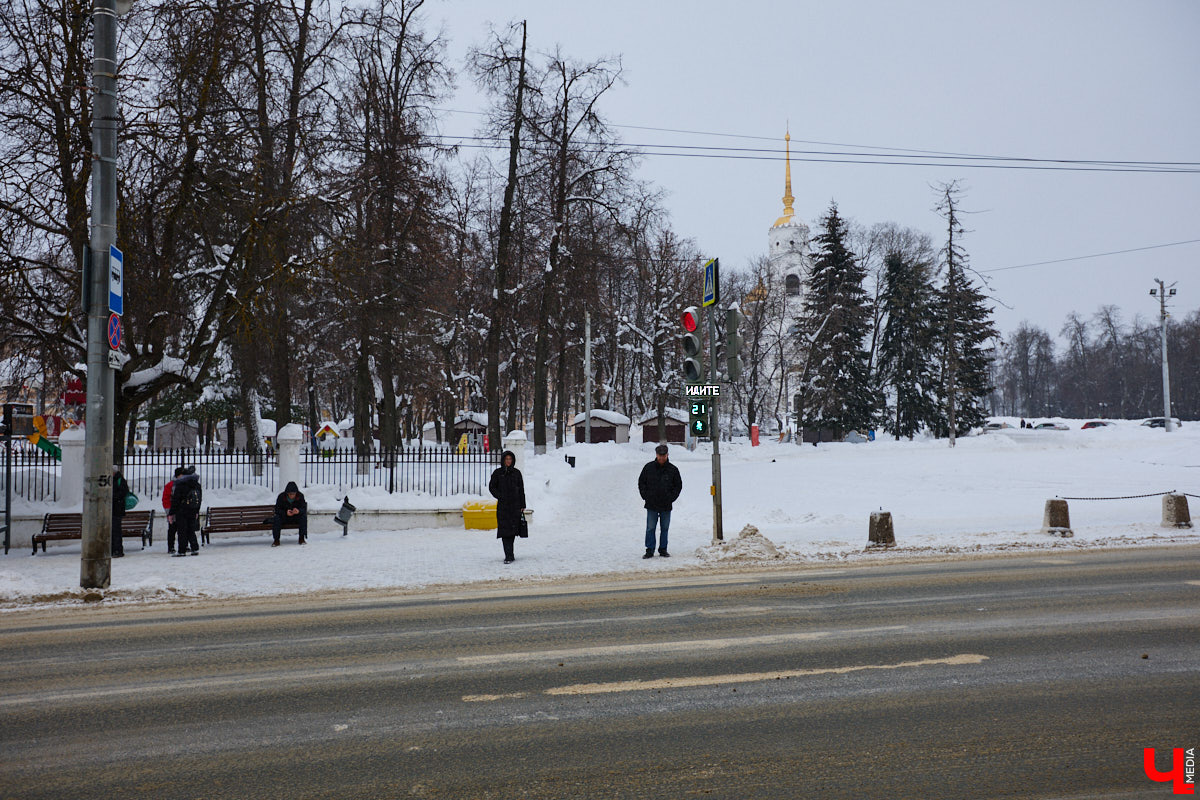 Светофоры с кнопкой новым изобретением не назовешь, но как же они упрощают нашу жизнь. Во Владимире подобные технологии применяют всё чаще. Насколько они в почете у автомобилистов? И какие еще болевые точки, связанные с передвижением на личном транспорте, есть во Владимире? Об этом «Ключ-Медиа» спросил у экспертов.