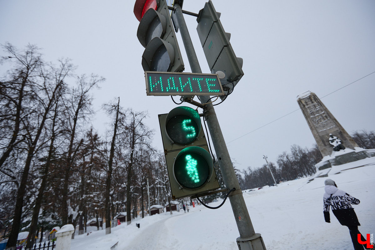 Светофоры с кнопкой новым изобретением не назовешь, но как же они упрощают нашу жизнь. Во Владимире подобные технологии применяют всё чаще. Насколько они в почете у автомобилистов? И какие еще болевые точки, связанные с передвижением на личном транспорте, есть во Владимире? Об этом «Ключ-Медиа» спросил у экспертов.