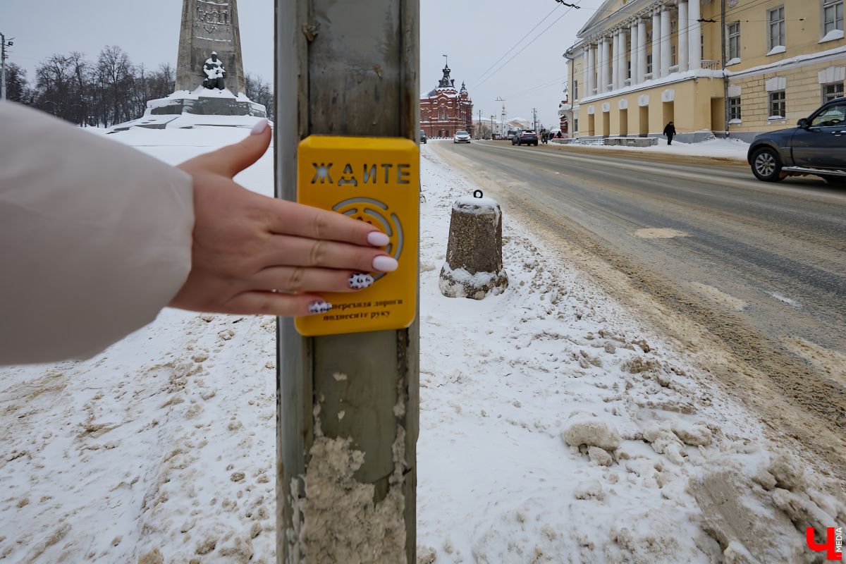 Светофоры с кнопкой новым изобретением не назовешь, но как же они упрощают нашу жизнь. Во Владимире подобные технологии применяют всё чаще. Насколько они в почете у автомобилистов? И какие еще болевые точки, связанные с передвижением на личном транспорте, есть во Владимире? Об этом «Ключ-Медиа» спросил у экспертов.