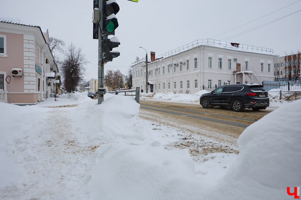 Светофоры с кнопкой новым изобретением не назовешь, но как же они упрощают нашу жизнь. Во Владимире подобные технологии применяют всё чаще. Насколько они в почете у автомобилистов? И какие еще болевые точки, связанные с передвижением на личном транспорте, есть во Владимире? Об этом «Ключ-Медиа» спросил у экспертов.