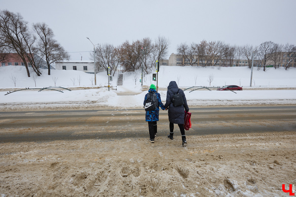 Светофоры с кнопкой новым изобретением не назовешь, но как же они упрощают нашу жизнь. Во Владимире подобные технологии применяют всё чаще. Насколько они в почете у автомобилистов? И какие еще болевые точки, связанные с передвижением на личном транспорте, есть во Владимире? Об этом «Ключ-Медиа» спросил у экспертов.