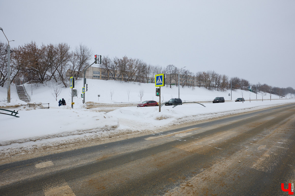 Светофоры с кнопкой новым изобретением не назовешь, но как же они упрощают нашу жизнь. Во Владимире подобные технологии применяют всё чаще. Насколько они в почете у автомобилистов? И какие еще болевые точки, связанные с передвижением на личном транспорте, есть во Владимире? Об этом «Ключ-Медиа» спросил у экспертов.