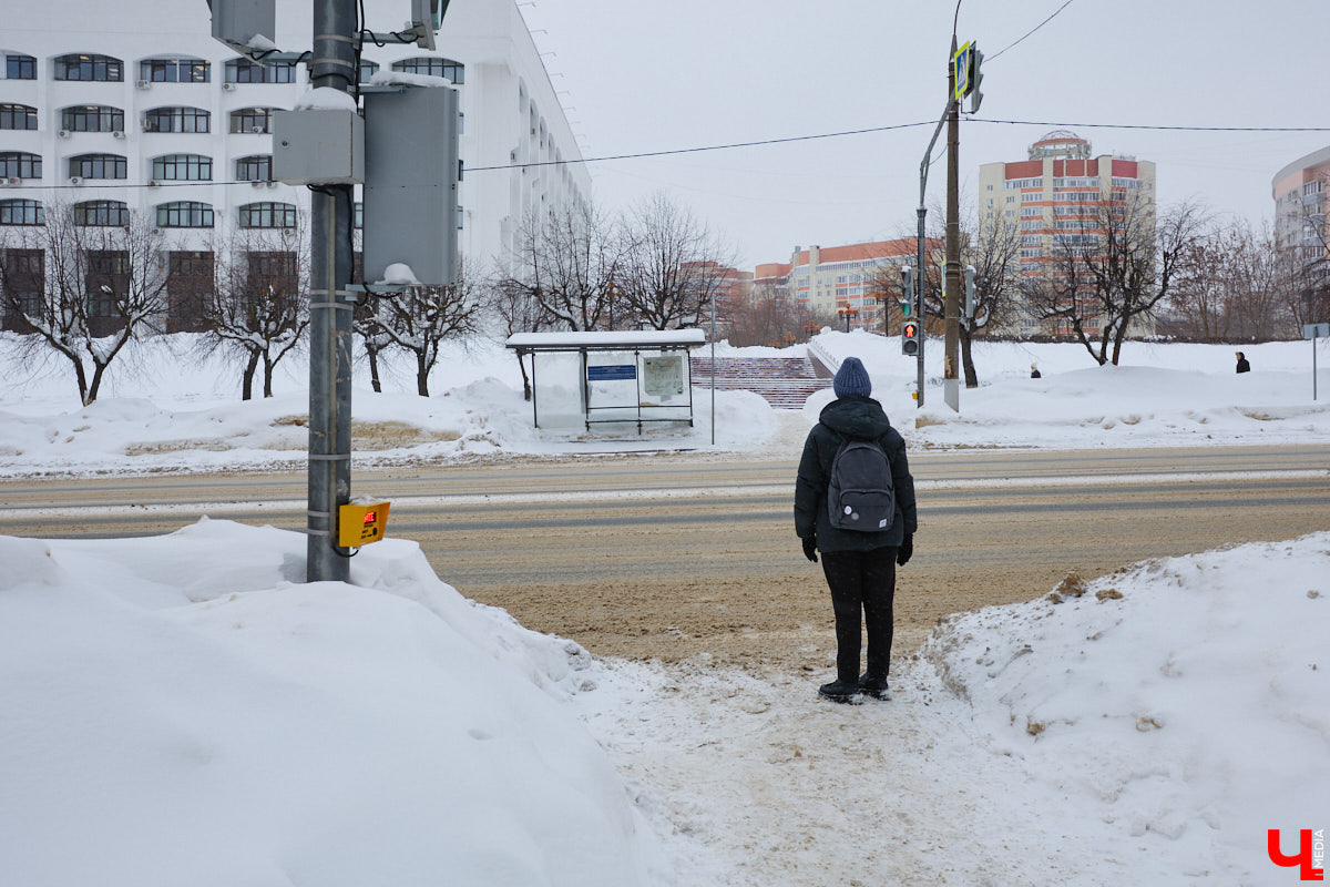 Светофоры с кнопкой новым изобретением не назовешь, но как же они упрощают нашу жизнь. Во Владимире подобные технологии применяют всё чаще. Насколько они в почете у автомобилистов? И какие еще болевые точки, связанные с передвижением на личном транспорте, есть во Владимире? Об этом «Ключ-Медиа» спросил у экспертов.