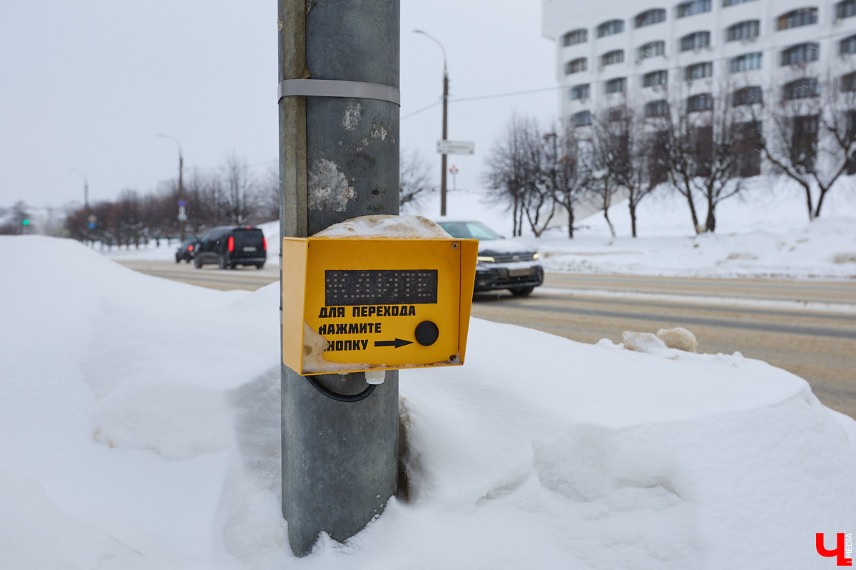 Светофоры с кнопкой новым изобретением не назовешь, но как же они упрощают нашу жизнь. Во Владимире подобные технологии применяют всё чаще. Насколько они в почете у автомобилистов? И какие еще болевые точки, связанные с передвижением на личном транспорте, есть во Владимире? Об этом «Ключ-Медиа» спросил у экспертов.