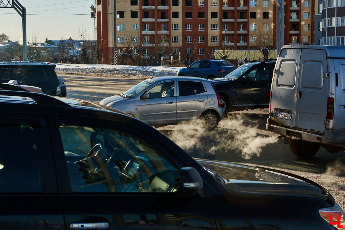 Светофоры с кнопкой новым изобретением не назовешь, но как же они упрощают нашу жизнь. Во Владимире подобные технологии применяют всё чаще. Насколько они в почете у автомобилистов? И какие еще болевые точки, связанные с передвижением на личном транспорте, есть во Владимире? Об этом «Ключ-Медиа» спросил у экспертов.