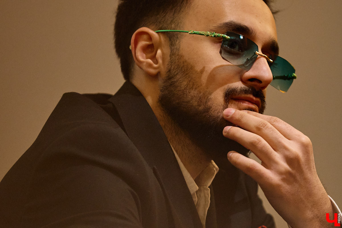 Патрики — район столицы, смахивающий на красную ковровую дорожку. Именно здесь блогеры ловят статусных москвичей, чтобы задать им провокационные вопросы. Тренд не теряет актуальности, а его продолжателем стал Омар Хосрави из Кольчугина. Он проводит интервью на главной владимирской улице и, кстати, вполне успешно.