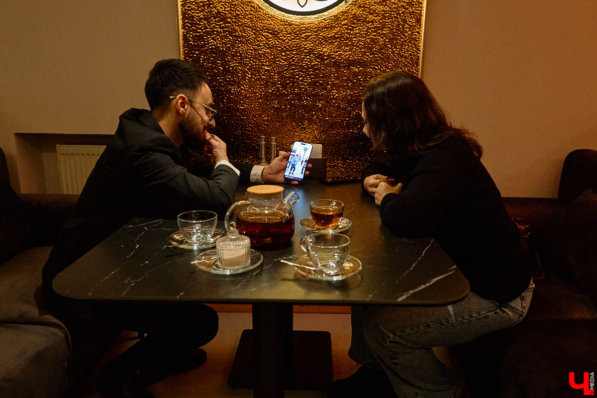 Патрики — район столицы, смахивающий на красную ковровую дорожку. Именно здесь блогеры ловят статусных москвичей, чтобы задать им провокационные вопросы. Тренд не теряет актуальности, а его продолжателем стал Омар Хосрави из Кольчугина. Он проводит интервью на главной владимирской улице и, кстати, вполне успешно.