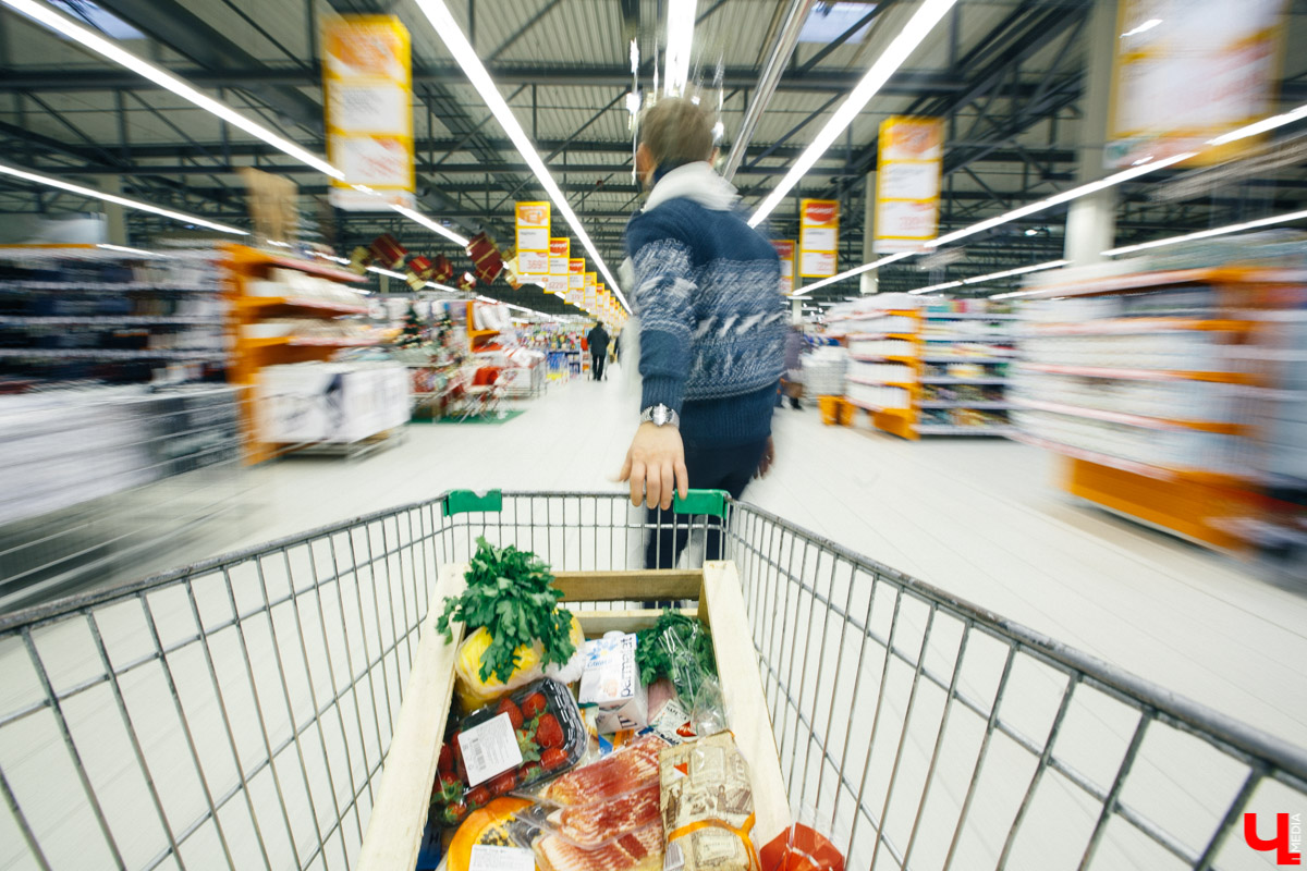 Во Владимирской области зафиксирован рекордный рост стоимости огурцов. Зеленые овощи уже обогнали в рейтинге экзотические бананы и ананасы и стали вирусным мемом. Сколько стоят огурцы и другие продукты в 33-м регионе? «Ключ-Медиа» изучил сводную таблицу потребительских цен по четырем городам Владимирской области.