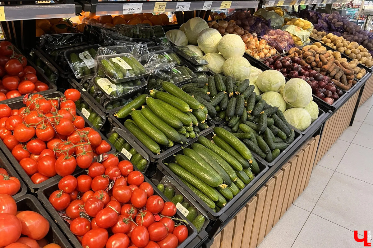 Во Владимирской области зафиксирован рекордный рост стоимости огурцов. Зеленые овощи уже обогнали в рейтинге экзотические бананы и ананасы и стали вирусным мемом. Сколько стоят огурцы и другие продукты в 33-м регионе? «Ключ-Медиа» изучил сводную таблицу потребительских цен по четырем городам Владимирской области.