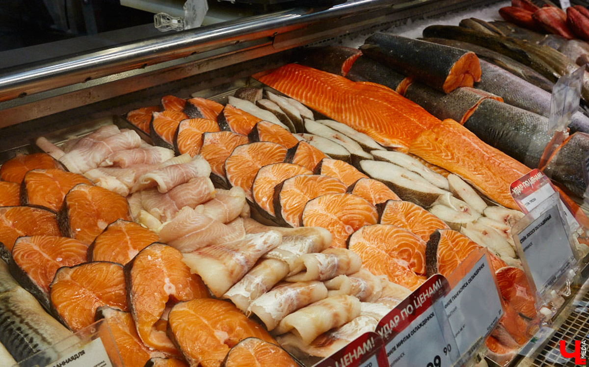 Во Владимирской области зафиксирован рекордный рост стоимости огурцов. Зеленые овощи уже обогнали в рейтинге экзотические бананы и ананасы и стали вирусным мемом. Сколько стоят огурцы и другие продукты в 33-м регионе? «Ключ-Медиа» изучил сводную таблицу потребительских цен по четырем городам Владимирской области.