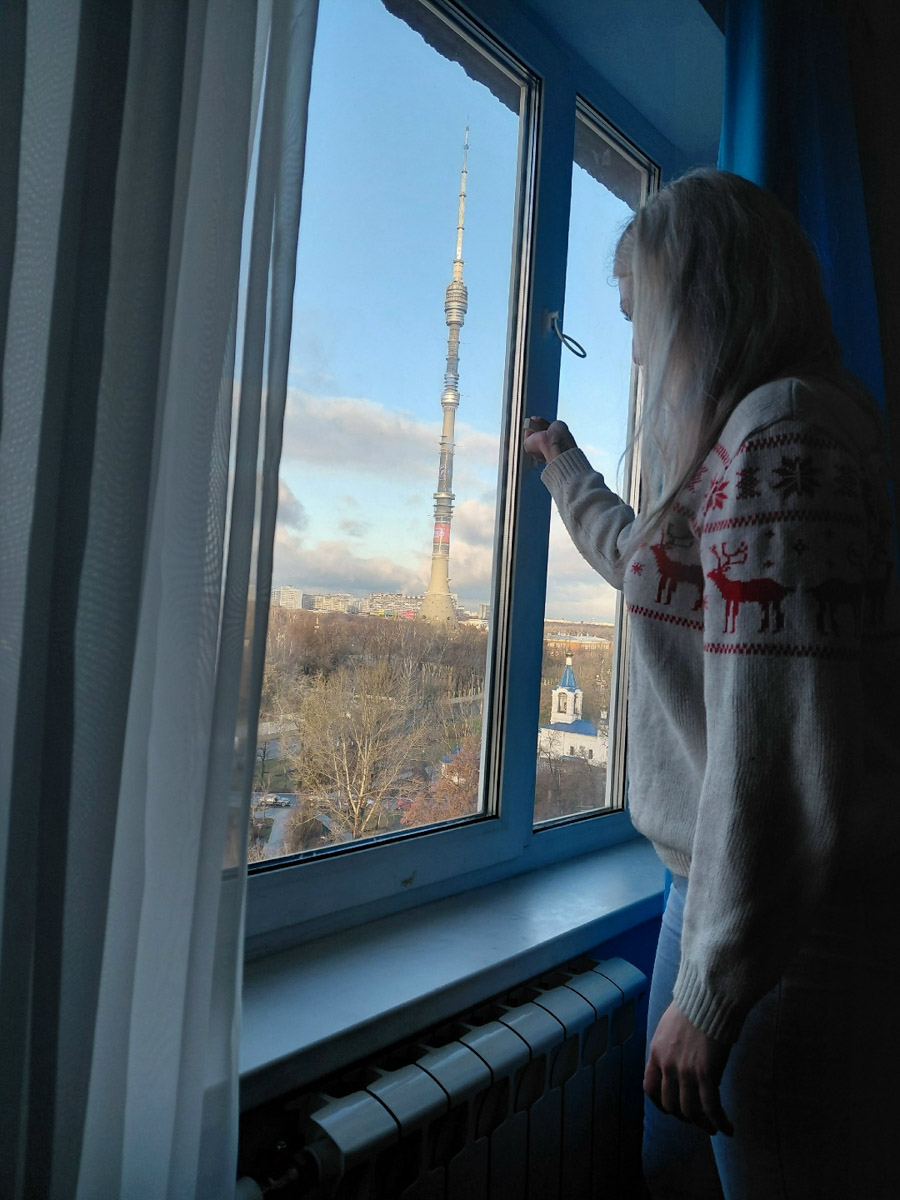 Многодетная мама из города оружейников победила в финале шоу «Поле чудес», на которое мечтала попасть еще в детстве. Кристина Рыбкина заполнила анкету проекта и уже через три дня получила приглашение на игру. «Ключ-Медиа» пообщался с победительницей и узнал, почему она отказалась от знаменитого сектора «Приз» на барабане и как ей удалось стать лучшей участницей.