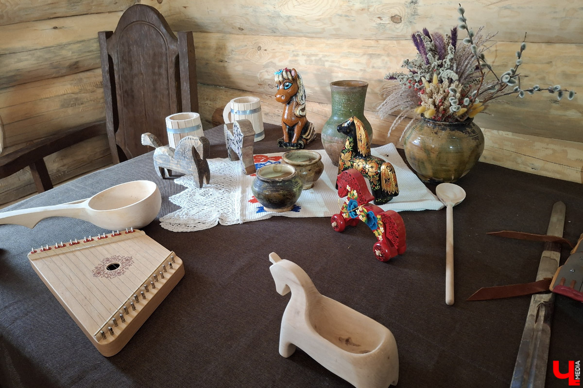 В городе на Оке появился необычный арт-объект в виде коня Ильи Муромца. Выполнен он из сосны, высота примерно 15 метров. Зовут великана Бурушка, и, возможно, это самый высокий деревянный конь в мире. Исполин претендует на попадание в Книгу рекордов России и принимает гостей. Внутри у легендарного друга былинного богатыря музейная экспозиция. «Ключ-Медиа» побывал на месте и оценил масштабы деревянного чуда.