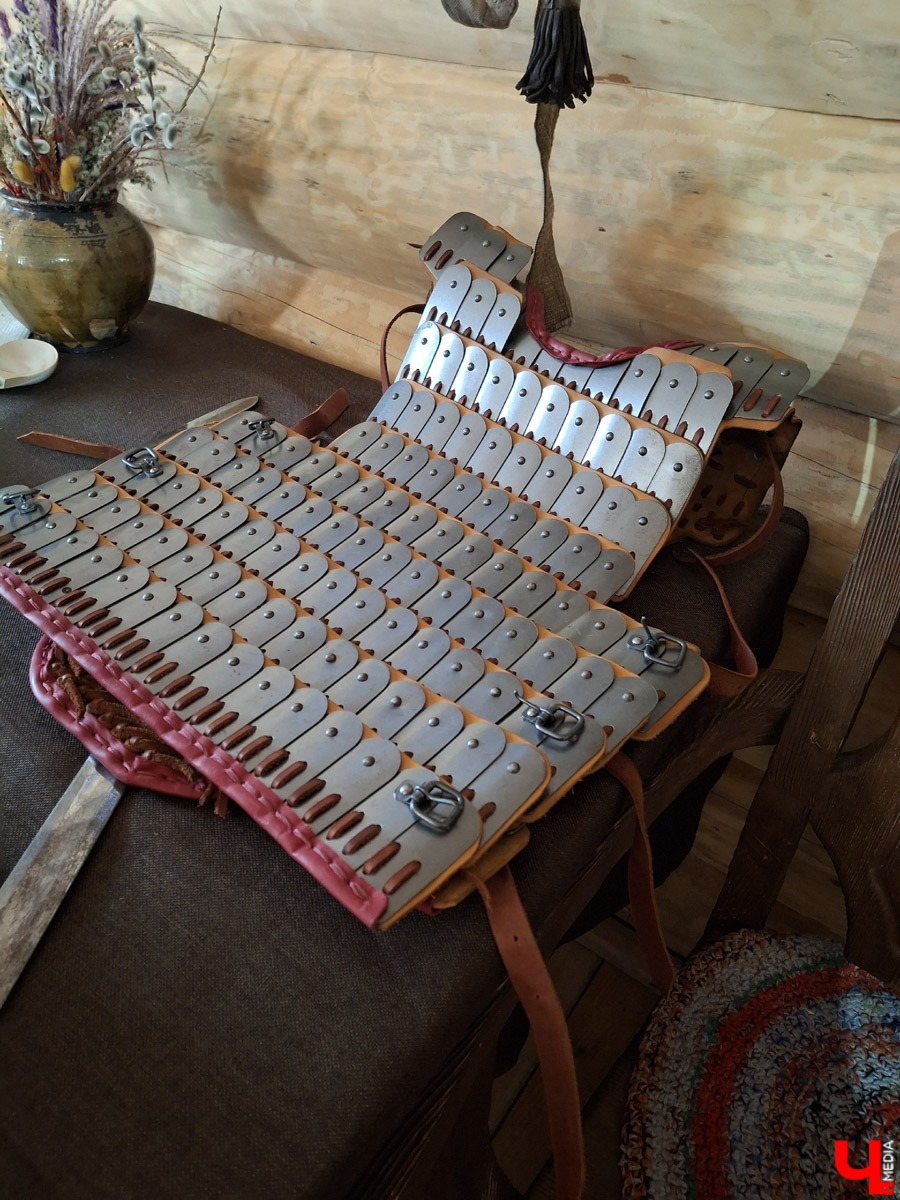 В городе на Оке появился необычный арт-объект в виде коня Ильи Муромца. Выполнен он из сосны, высота примерно 15 метров. Зовут великана Бурушка, и, возможно, это самый высокий деревянный конь в мире. Исполин претендует на попадание в Книгу рекордов России и принимает гостей. Внутри у легендарного друга былинного богатыря музейная экспозиция. «Ключ-Медиа» побывал на месте и оценил масштабы деревянного чуда.