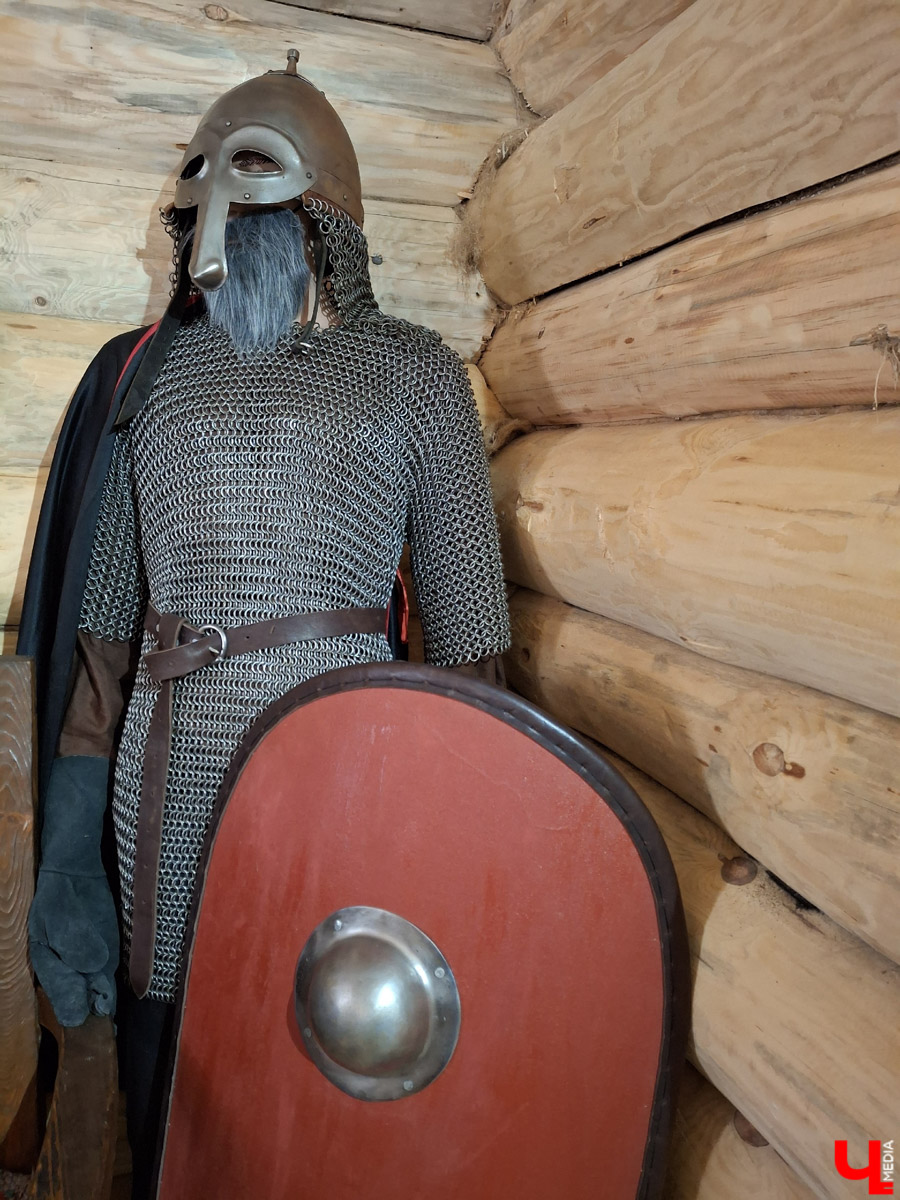 В городе на Оке появился необычный арт-объект в виде коня Ильи Муромца. Выполнен он из сосны, высота примерно 15 метров. Зовут великана Бурушка, и, возможно, это самый высокий деревянный конь в мире. Исполин претендует на попадание в Книгу рекордов России и принимает гостей. Внутри у легендарного друга былинного богатыря музейная экспозиция. «Ключ-Медиа» побывал на месте и оценил масштабы деревянного чуда.