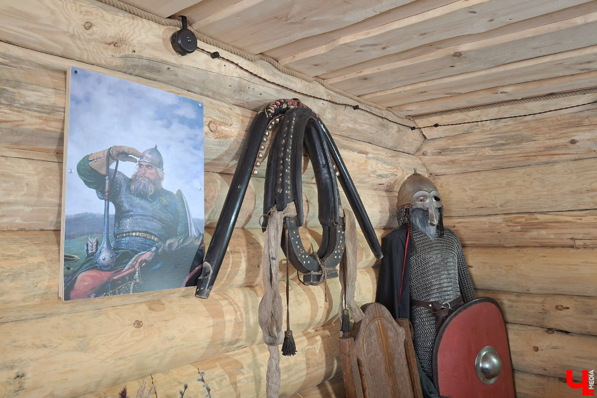 В городе на Оке появился необычный арт-объект в виде коня Ильи Муромца. Выполнен он из сосны, высота примерно 15 метров. Зовут великана Бурушка, и, возможно, это самый высокий деревянный конь в мире. Исполин претендует на попадание в Книгу рекордов России и принимает гостей. Внутри у легендарного друга былинного богатыря музейная экспозиция. «Ключ-Медиа» побывал на месте и оценил масштабы деревянного чуда.