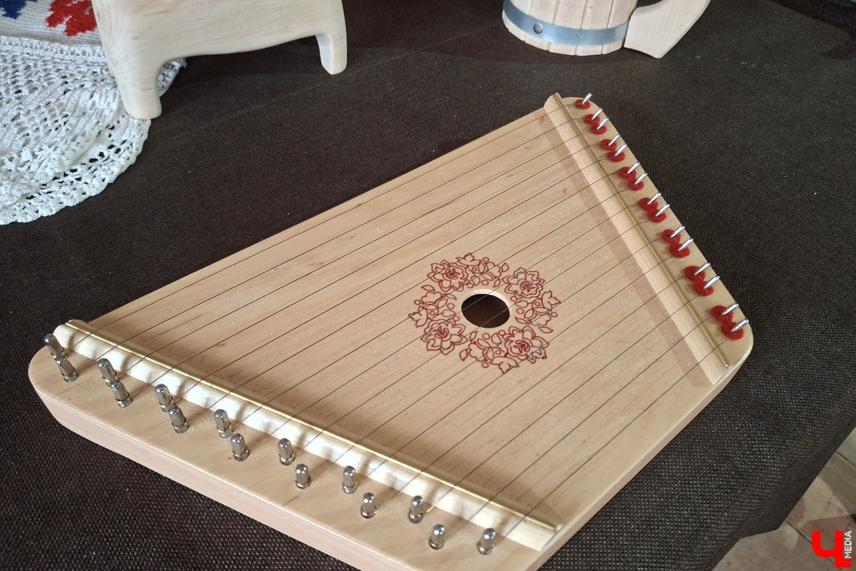 В городе на Оке появился необычный арт-объект в виде коня Ильи Муромца. Выполнен он из сосны, высота примерно 15 метров. Зовут великана Бурушка, и, возможно, это самый высокий деревянный конь в мире. Исполин претендует на попадание в Книгу рекордов России и принимает гостей. Внутри у легендарного друга былинного богатыря музейная экспозиция. «Ключ-Медиа» побывал на месте и оценил масштабы деревянного чуда.