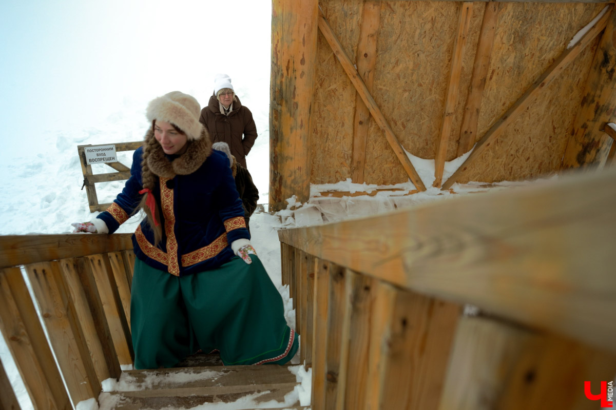 В городе на Оке появился необычный арт-объект в виде коня Ильи Муромца. Выполнен он из сосны, высота примерно 15 метров. Зовут великана Бурушка, и, возможно, это самый высокий деревянный конь в мире. Исполин претендует на попадание в Книгу рекордов России и принимает гостей. Внутри у легендарного друга былинного богатыря музейная экспозиция. «Ключ-Медиа» побывал на месте и оценил масштабы деревянного чуда.