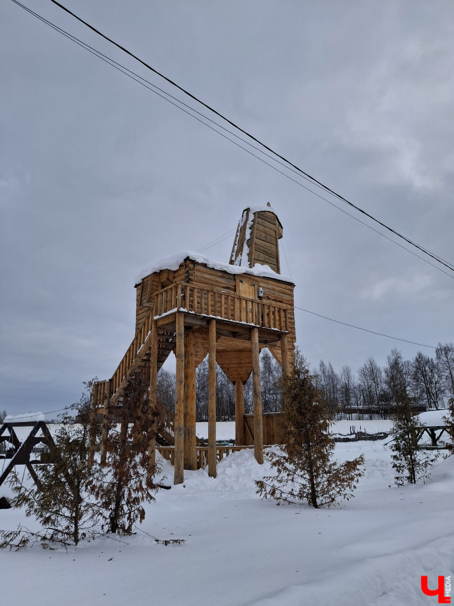 В городе на Оке появился необычный арт-объект в виде коня Ильи Муромца. Выполнен он из сосны, высота примерно 15 метров. Зовут великана Бурушка, и, возможно, это самый высокий деревянный конь в мире. Исполин претендует на попадание в Книгу рекордов России и принимает гостей. Внутри у легендарного друга былинного богатыря музейная экспозиция. «Ключ-Медиа» побывал на месте и оценил масштабы деревянного чуда.