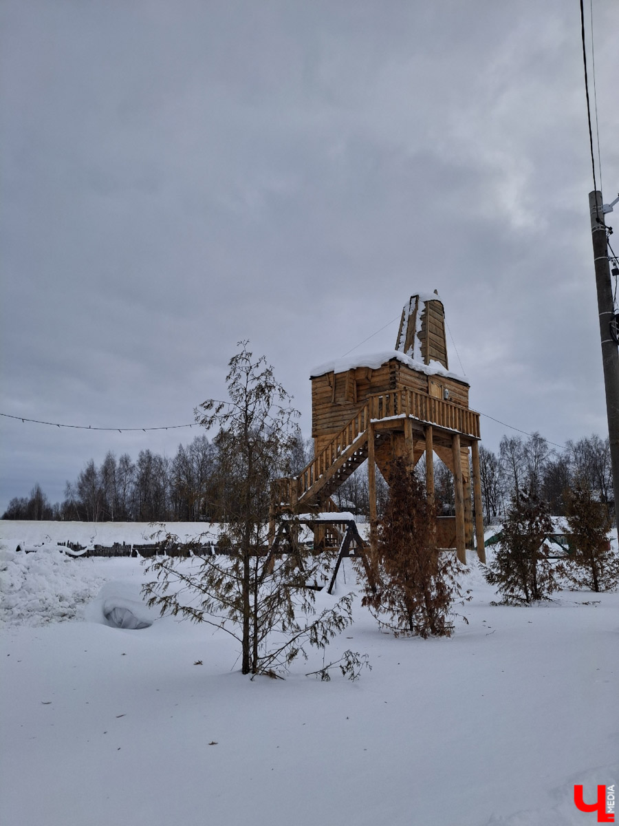 В городе на Оке появился необычный арт-объект в виде коня Ильи Муромца. Выполнен он из сосны, высота примерно 15 метров. Зовут великана Бурушка, и, возможно, это самый высокий деревянный конь в мире. Исполин претендует на попадание в Книгу рекордов России и принимает гостей. Внутри у легендарного друга былинного богатыря музейная экспозиция. «Ключ-Медиа» побывал на месте и оценил масштабы деревянного чуда.