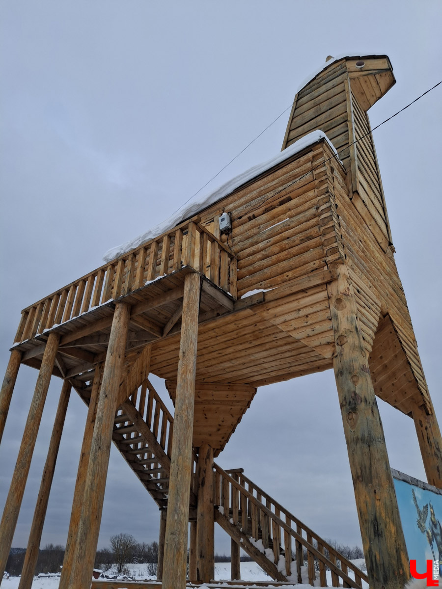 В городе на Оке появился необычный арт-объект в виде коня Ильи Муромца. Выполнен он из сосны, высота примерно 15 метров. Зовут великана Бурушка, и, возможно, это самый высокий деревянный конь в мире. Исполин претендует на попадание в Книгу рекордов России и принимает гостей. Внутри у легендарного друга былинного богатыря музейная экспозиция. «Ключ-Медиа» побывал на месте и оценил масштабы деревянного чуда.