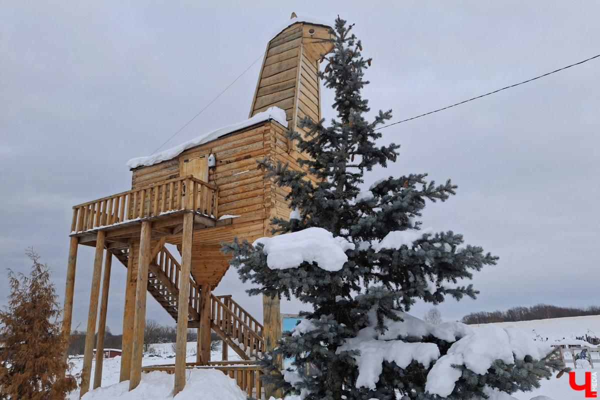 В городе на Оке появился необычный арт-объект в виде коня Ильи Муромца. Выполнен он из сосны, высота примерно 15 метров. Зовут великана Бурушка, и, возможно, это самый высокий деревянный конь в мире. Исполин претендует на попадание в Книгу рекордов России и принимает гостей. Внутри у легендарного друга былинного богатыря музейная экспозиция. «Ключ-Медиа» побывал на месте и оценил масштабы деревянного чуда.