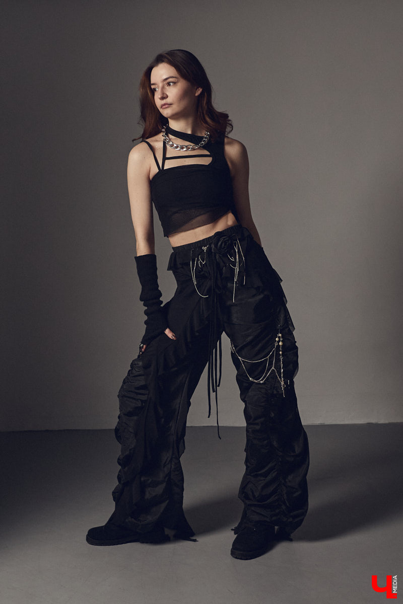 Cover-dance в жанре k-pop — это не только пластичность и умение попадать в бит, но и многообразие аутфитов. Зачастую танцоры придумывают костюмы с нуля, ведь последние должны привлекать внимание окружающих и быть удобными одновременно. В качестве наглядной иллюстрации свои сценические образы «Ключ-Медиа» показала Ника Мозгалева из владимирской команды JTK.