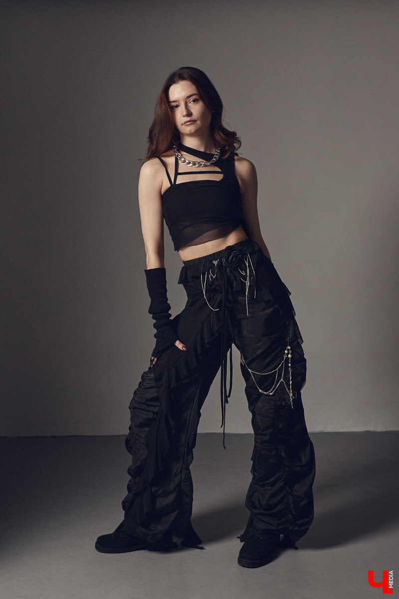 Cover-dance в жанре k-pop — это не только пластичность и умение попадать в бит, но и многообразие аутфитов. Зачастую танцоры придумывают костюмы с нуля, ведь последние должны привлекать внимание окружающих и быть удобными одновременно. В качестве наглядной иллюстрации свои сценические образы «Ключ-Медиа» показала Ника Мозгалева из владимирской команды JTK.