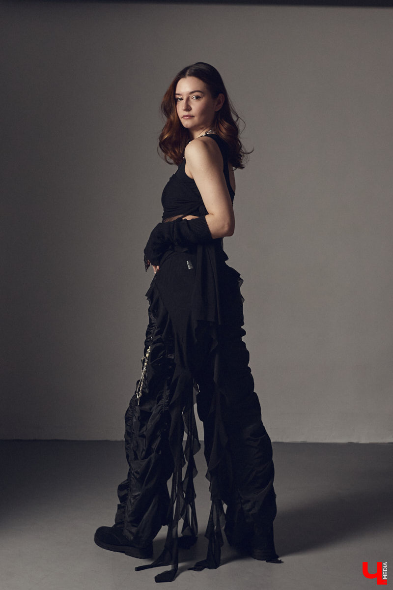 Cover-dance в жанре k-pop — это не только пластичность и умение попадать в бит, но и многообразие аутфитов. Зачастую танцоры придумывают костюмы с нуля, ведь последние должны привлекать внимание окружающих и быть удобными одновременно. В качестве наглядной иллюстрации свои сценические образы «Ключ-Медиа» показала Ника Мозгалева из владимирской команды JTK.